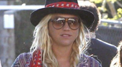 Kesha cuelga en Twitter una foto de ella orinando en plena calle