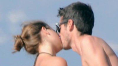Ana Fernández disfruta de la playa de Marbella junto a su novio Santiago Trancho