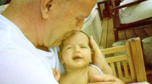 Bruce Willis presenta a su hija Mabel Ray en Twitter