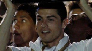Irina Shayk se divierte en el tenis mientras Cristiano Ronaldo celebra la Liga con el Real Madrid en el Bernabéu