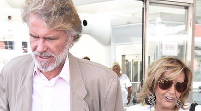 María Teresa Campos y Bigote Arrocet, muy sonrientes en el aeropuerto tras sus vacaciones