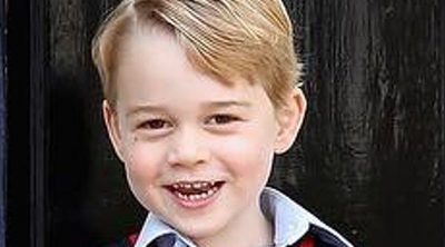 El Príncipe Jorge, todo sonrisas en su posado oficial con motivo de su primer día de colegio