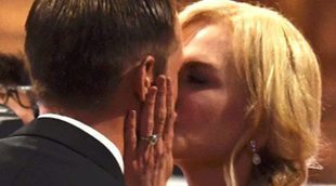 Nicole Kidman felicita a Alexander Skarsgård tras ganar un Emmy 2017 con un tierno beso en la boca