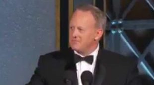 Sean Spicer, exjefe de prensa de Donald Trump, se parodia a sí mismo en los Emmy 2017