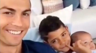 El vídeo más íntimo de Cristiano Ronaldo: Así enseña a sus hijos Mateo, Eva y Cristiano Jr en directo