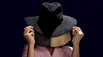 Sia publica una imagen completamente desnuda para evitar que un paparazzi la venda