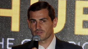 Iker Casillas gana el Golden Foot Award 2017 ante la admiración de Sara Carbonero