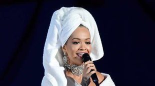 Rita Ora presenta los MTV EMA 2017 en albornoz y una toalla en la cabeza