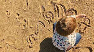 Sara Carbonero presume de cómo escribe Martín Casillas la palabra 'mamá' en la playa