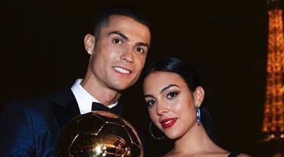 Cristiano Ronaldo recibe el Balón de Oro más feliz y enamorado que nunca