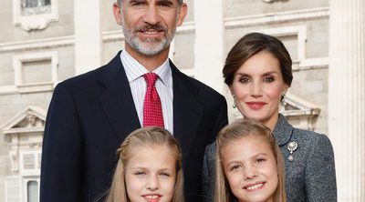 Los Reyes Felipe y Letizia felicitan la Navidad 2017 junto a Leonor y Sofía con un posado constitucional