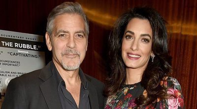 El curioso objeto que George Clooney regaló a los pasajeros de su vuelo por culpa de sus hijos
