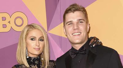 Paris Hilton presume de Chris Zylka y anillo de compromiso tras los Globos de Oro 2018