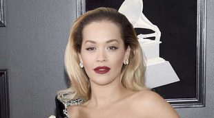 El descuido de Rita Ora en la alfombra roja de los Premios Grammy 2018