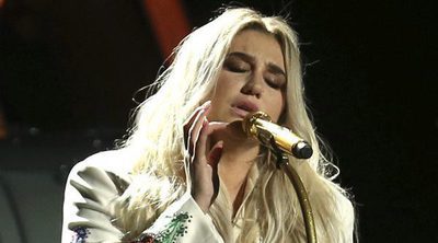 Kesha paraliza los Grammy 2018 con una emotiva actuación a favor del movimiento 'Time's up'