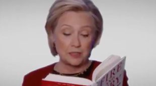 Hillary Clinton aparece en los Grammy 2018 para leer un extracto de 'Fuego y furia' en contra de Donald Trump