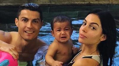 Georgina Rodríguez y Cristiano Ronaldo disfrutan de un baño con Eva y Mateo a pesar del rumor de infidelidad