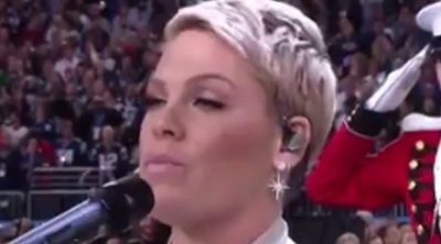 El momentazo de Pink sacándose un chicle de la boca antes de cantar el himno de EEEUU en la Super Bowl 2018