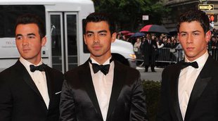 El padre de los Jonas Brothers habla acerca del cáncer que ha superado