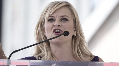 Reese Witherspoon visita y 'limpia' su estrella en el Paseo de la Fama de Hollywood