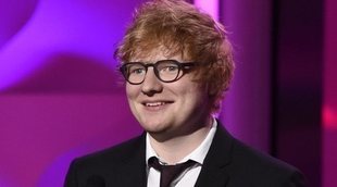 Un fan de Ed Sheeran salta al escenario durante un concierto en Australia