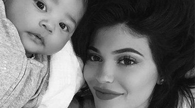 La orgullosa mamá Kylie Jenner publica su primer selfie con su hija Stormi Webster