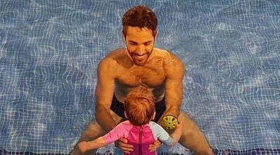 Roberto Leal comparte el primer día en la piscina de su hija Lola: "¡Que tiemble Mireia Belmonte!"