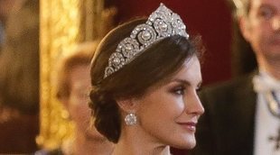 La Reina Letizia resplandece en la cena de gala al presidente de Portugal con la tiara Cartier y un vestidazo de Ana Locking