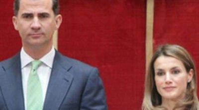 Los Príncipes Felipe y Letizia regresan a la vida oficial con la entrega de las becas de la Fundación Caja Madrid