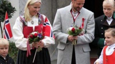 Los Príncipes Haakon y Mette-Marit y sus hijos Ingrid Alexandra y Sverre Magnus celebran el Día de Noruega