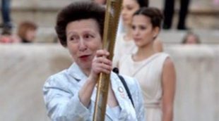 La Princesa Ana de Inglaterra y David Beckham recogen la antorcha olímpica en Atenas