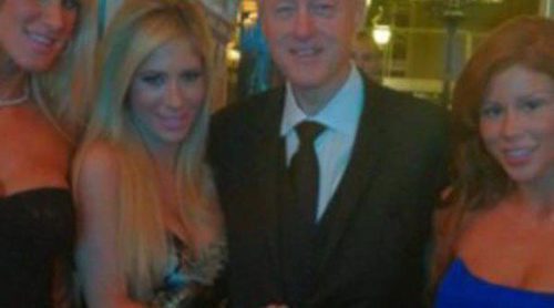Bill Clinton, muy bien acompañado por actrices porno en la gala 'Noches de Mónaco'