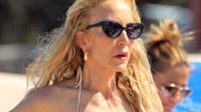 Carmen Lomana presume de cuerpo en biquini en las playas de Ibiza