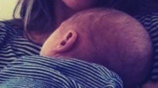 Alessandra Ambrosio publica la primera imagen de su hijo Noah Phoenix en Twitter