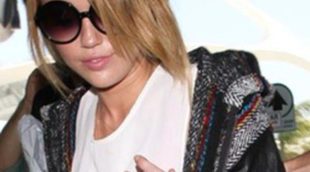 Miley Cyrus presume de anillo de compromiso tras prometerse con Liam Hemsworth