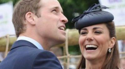 La Reina Isabel II y los Duques de Cambridge rebosan felicidad durante su visita a Nottingham