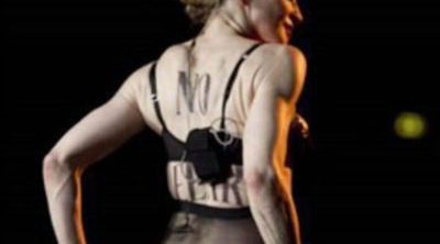 Madonna desnuda en el escenario, tras enseñar un pecho presume de tanga
