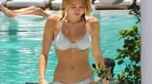 Miley Cyrus, en bikini, se divierte con un amigo tras comprometerse con Liam Hemsworth