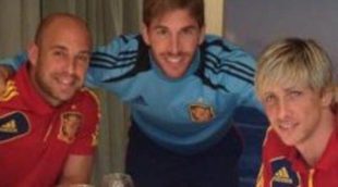 Sergio Ramos celebra con Pepe Reina, Xabi Alonso, Torres y Llorente la victoria de España y desmiente su error con el resultado