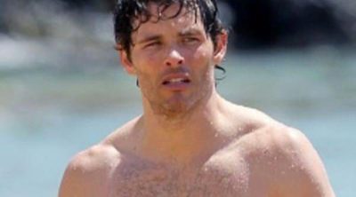 James Marsden presume de torso desnudo en las playas de Hawaii