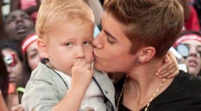 Justin Bieber cambia a Selena Gomez por su hermano Jaxon en los MuchMusic Video Awards 2012