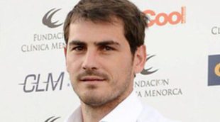 Iker Casillas 'huye' de la prensa de la Eurocopa 2012 saltando por una ventana