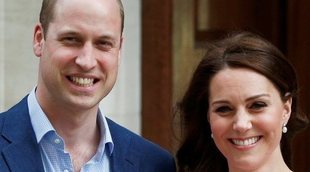 Los Duques de Cambridge posan a las puertas del hospital con su tercer hijo