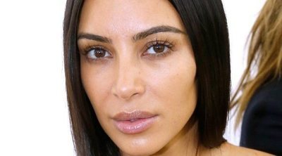 Kim Kardashian lo enseña todo para la promoción de su nuevo perfume 'KKW Body'