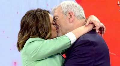 Toñi Moreno y Carlos Sobera dan rienda suelta a su amor con un beso en 'Viva la vida'