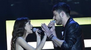 El polémico beso de Aitana y Cepeda en el concierto de 'OT' en A Coruña: ¿cariño o amor?