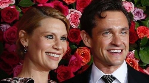 Claire Danes presume de embarazo en los Premios Tony junto a su marido Hugh Dancy