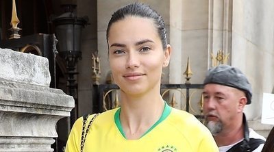 Adriana Lima apoya a Brasil desde el front row de la Semana de la Alta Costura de París