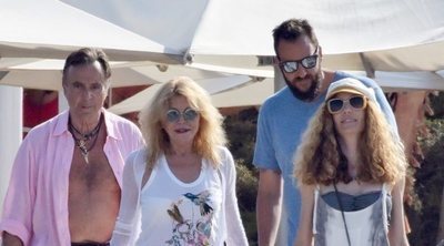 La Baronesa Thyssen disfruta con Manuel Segura, su hijo Borja, su nuera, sus nietos y sus hijas en Ibiza