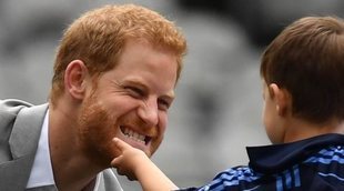 El Príncipe Harry saca su instinto paternal en presencia de Meghan Markle durante su viaje a Irlanda